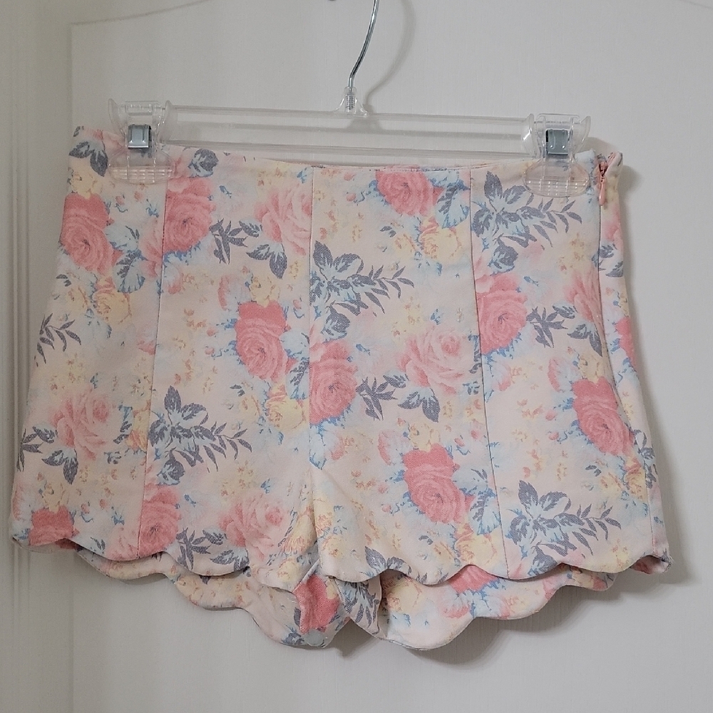 Love Culture Size S Pastel Floral Scalloped Trim Shorts, Side Zipper
